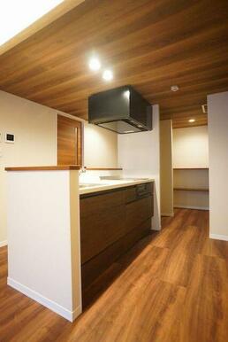 ■キッチン■　コンロはＩＨ（グリル付）となりますのでお手入れも簡単です。