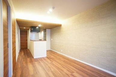 ■ＬＤＫ■　リビングに向けた間接照明が空間を演出します。開放的なキッチンの為お料理しながら部屋全体…