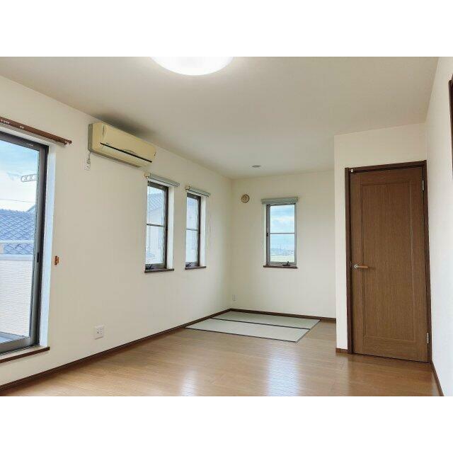 11.2帖の寝室はゆったりくつろげる２帖の和室スペースもあります！