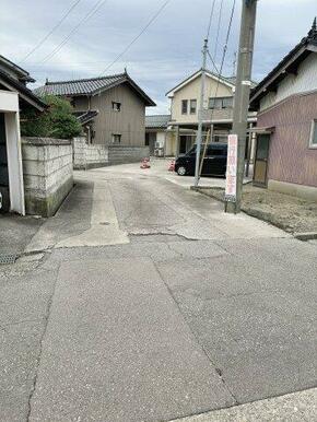 建物は通りから少し入ったところにあります