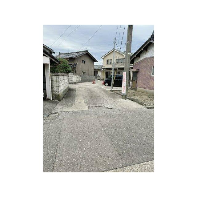 建物は通りから少し入ったところにあります