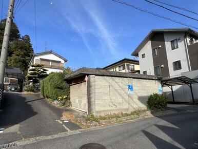 写真左側の道路状の土地が共有地となります。