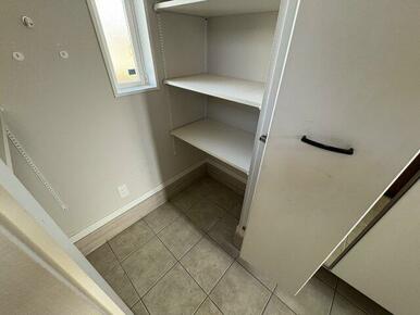 収納もある玄関です