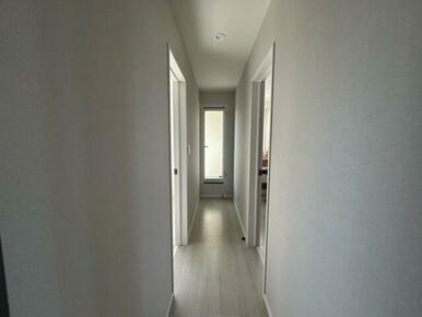 2階の廊下です。バルコニーへ繋がる扉もあります。