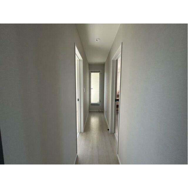 2階の廊下です。バルコニーへ繋がる扉もあります。