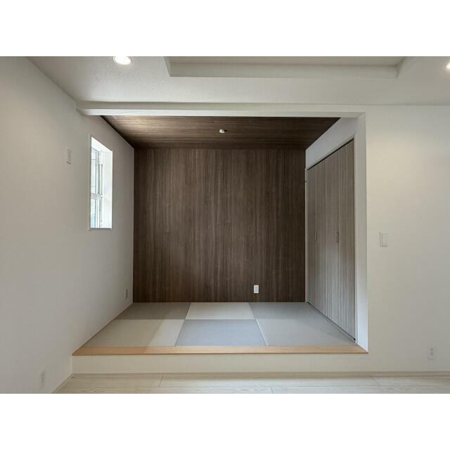 【タタミコーナー（1号棟）】リビングに直結しているタタミコーナーは、生活スタイルに合わせて自由に活用