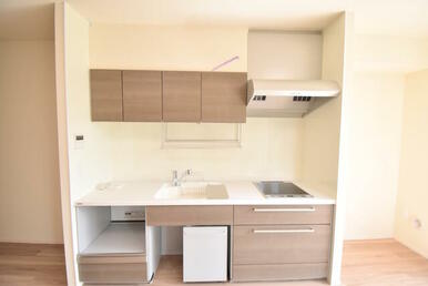 作業台や上部収納が低く、使いやすいキッチンです。