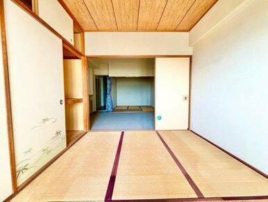 和室6帖から見たリビングダイニングと和室4.5帖