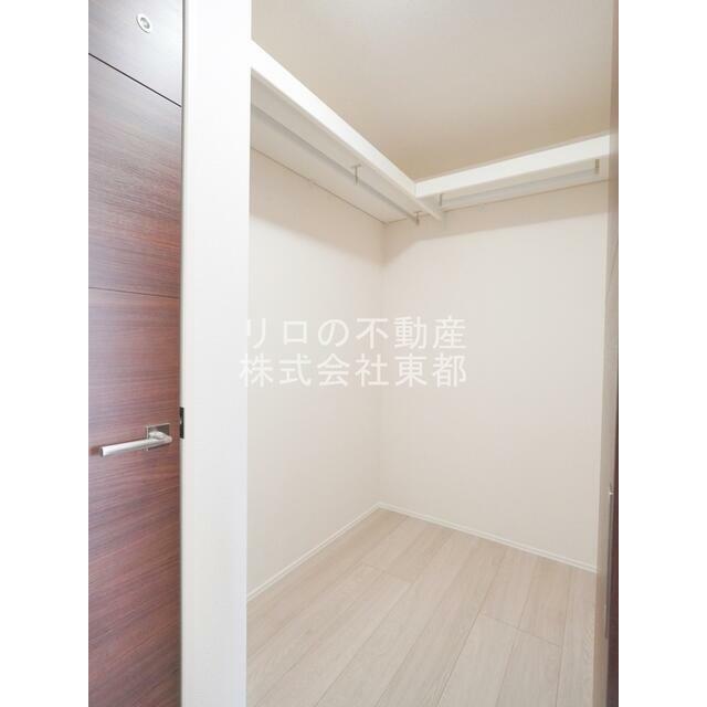 歩いて通り抜けができるウォークスルークロゼットあります♪