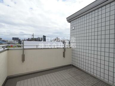 バルコニーがあるので洗濯物を太陽の下で干すことができます♪