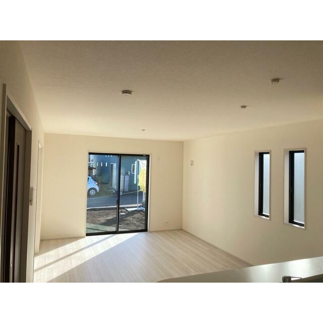 くつろぎスペースとしてはもとより、リビングに学習やテレワークのスペースを設けるご家庭も増えています（1号棟）