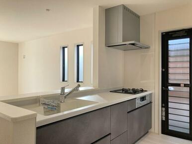 毎回の食事はもちろんバーカウンター的な使い方まで自在！（1号棟）