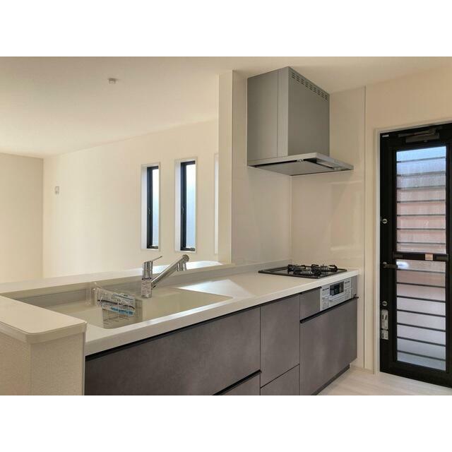 毎回の食事はもちろんバーカウンター的な使い方まで自在！（1号棟）