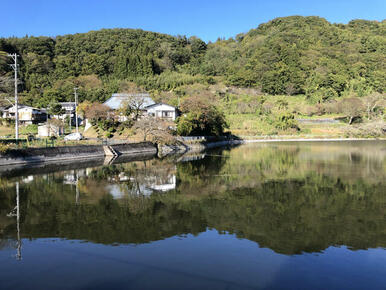 涌池と周辺の山並み