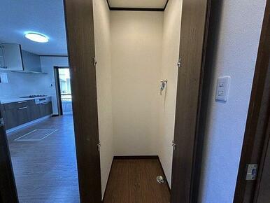 「洗濯機置き場」洗濯機を隠すことができ、生活感を抑えることができます。