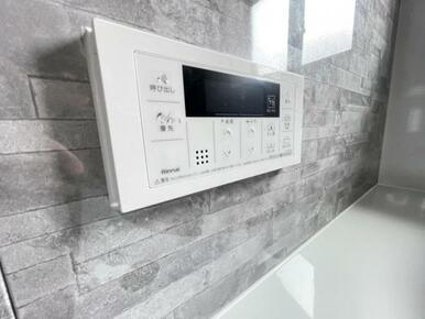 ボタンひとつでお湯張りや追い焚き、温度調整までしてくれる便利なオートバス機能付き