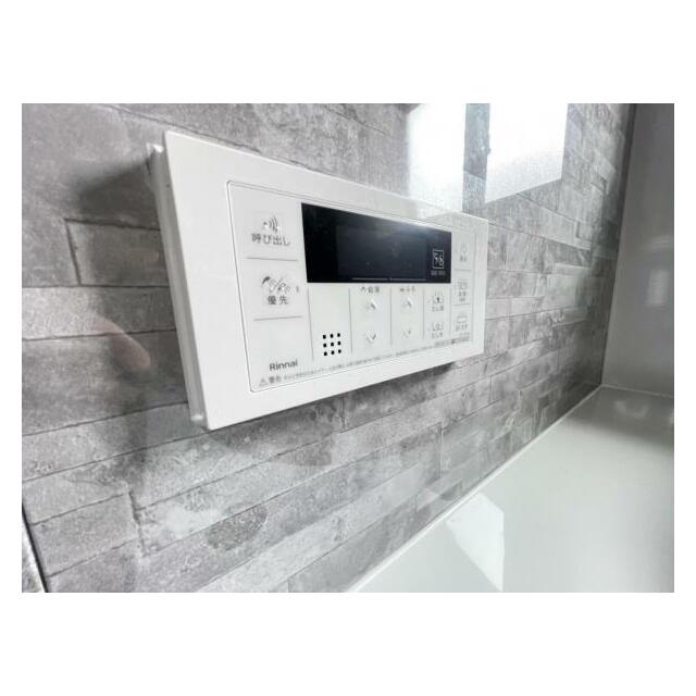 ボタンひとつでお湯張りや追い焚き、温度調整までしてくれる便利なオートバス機能付き