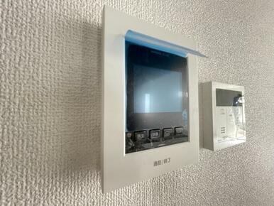 訪問者がひと目でわかるモニター付きインターホンを標準装備。お子さまのお留守番にも安心です！