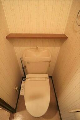 清潔感のあるトイレです♪上部に収納スペースもあります！