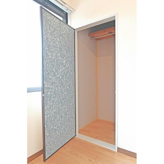 洋室のクローゼット収納