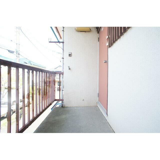 洗濯機置場が室外にあるのでお部屋を広々お使いいただけます。