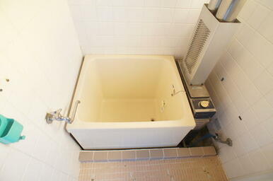 浴槽があるのでゆったり湯船につかれますね♪