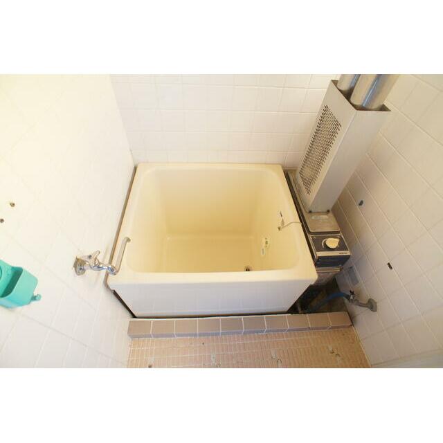 浴槽があるのでゆったり湯船につかれますね♪