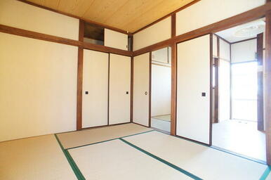 畳の匂いが落ち着きます。ゴロゴロするには最適かも☆