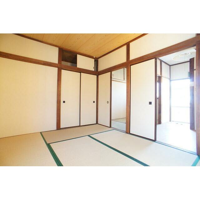 畳の匂いが落ち着きます。ゴロゴロするには最適かも☆