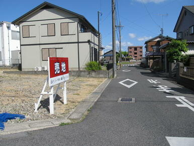 前面道路。道路幅員は約６ｍ。