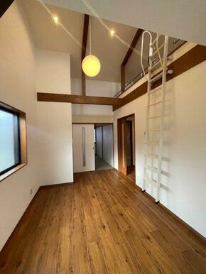 ロフトがある広々リビングのお家に住んでみませんか？外壁塗装・内部設備等取替済み！鍵は夙川店にござい