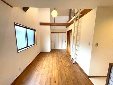 南側と西側に窓があり明るいお部屋です。吹き抜け天井に梁型がありおシャレな造りになっています。