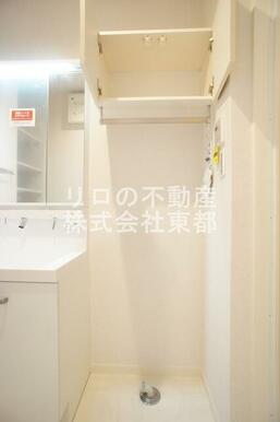 上部収納棚あり！室内洗濯機置き場です♪