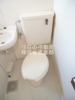 白を基調とした空間で清潔感のあるトイレです♪