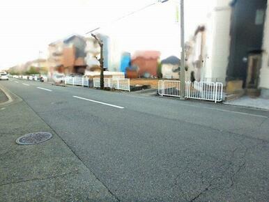 前面道路含む現地写真です