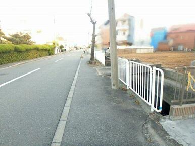 前面道路含む現地写真です