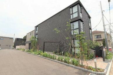 【外観】プラチナバレーへようこそ。３階建てのシャーメゾンです。