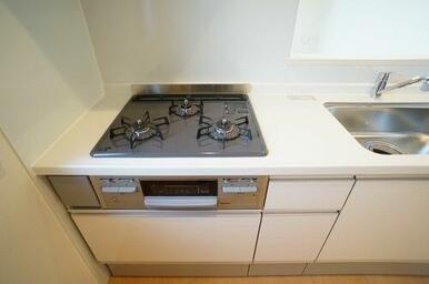 料理好きにはうれしい魚焼グリル付３口コンロシステムキッチン♪