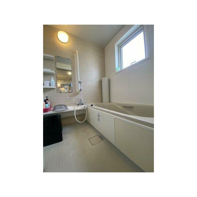 天井が高く、温水洗浄便座で快適な空間です。