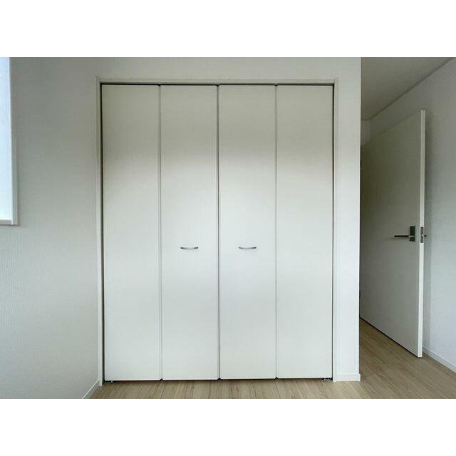 日用品からかさばる荷物まですっきりと収まり、毎日の暮らしを整然と保ってくれる使い勝手の良い収納。