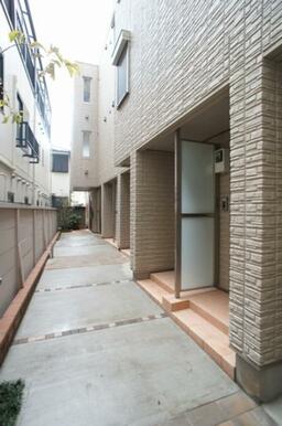 【プライバシー】に配慮した各住戸の玄関です。道路に直接面さないので家への出入りも気になりません♪