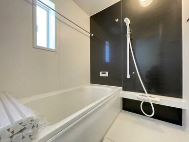 ゆったりと浸かれる1坪風呂を採用！1日の疲れを癒してくれる浴室は窓のある開放的な空間＾＾