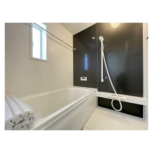 ゆったりと浸かれる1坪風呂を採用！1日の疲れを癒してくれる浴室は窓のある開放的な空間＾＾