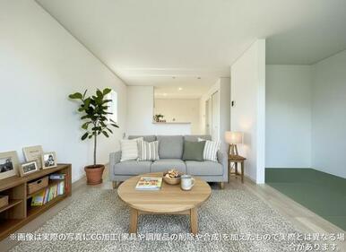 開放感のあるゆとりあるリビング。採光にもこだわった居心地の良い空間です♪