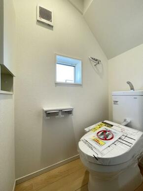 トイレットペーパーや掃除用品もスッキリ片付く収納スペース付きのトイレ！