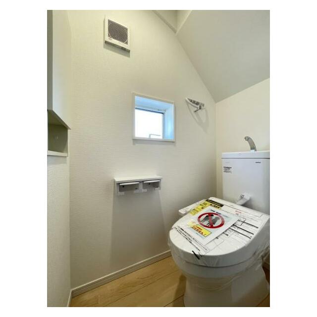 トイレットペーパーや掃除用品もスッキリ片付く収納スペース付きのトイレ！