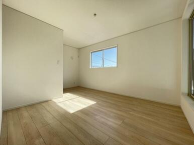 お部屋からバルコニーに出られるので洗濯物や布団などをすぐ干せ取込みも楽にできます！