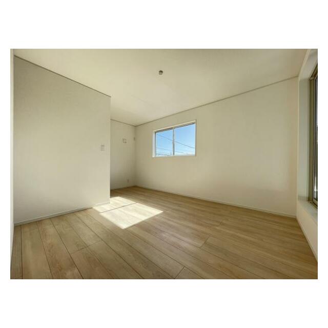 お部屋からバルコニーに出られるので洗濯物や布団などをすぐ干せ取込みも楽にできます！