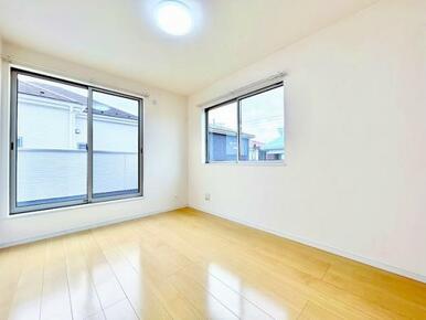 「南側洋室」2面採光で風通しも良好です