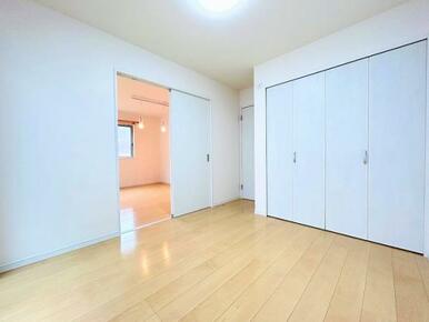 「洋室」約5.2帖の洋室でございます